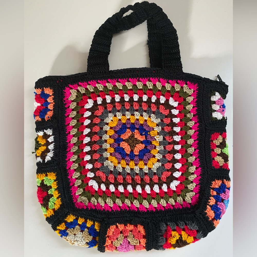 Crocheted bag with multiple colors